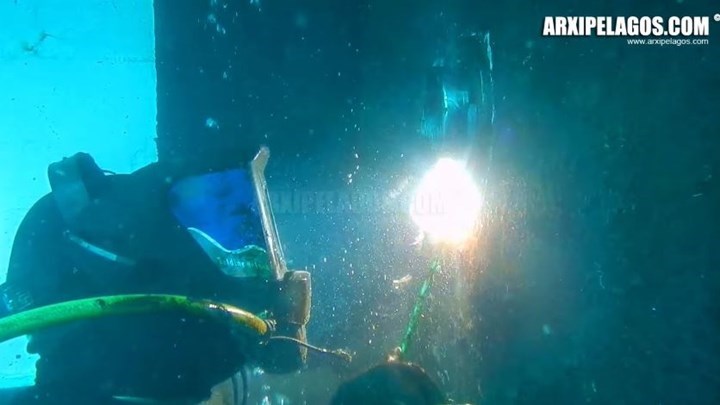 Αρχίζει η επιχείρηση ανέλκυσης του «Αγία Ζώνη ΙΙ» από τον βυθό του Σαρωνικού