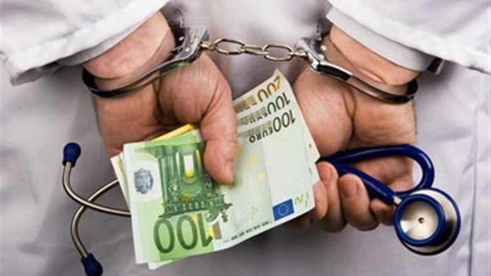 Συνελήφθη μαιευτήρας του “Παπαγεωργίου” – Ζήτησε φακελάκι 1.000 ευρώ