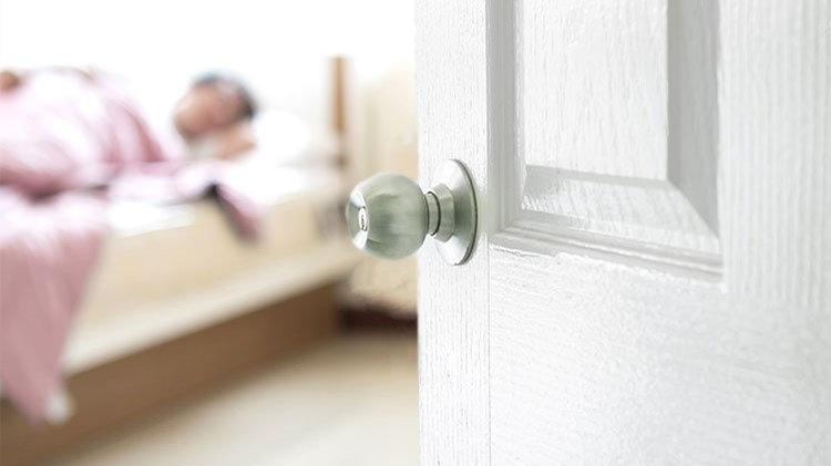 Γιατί πρέπει να κοιμόμαστε με ανοιχτή την πόρτα του δωματίου
