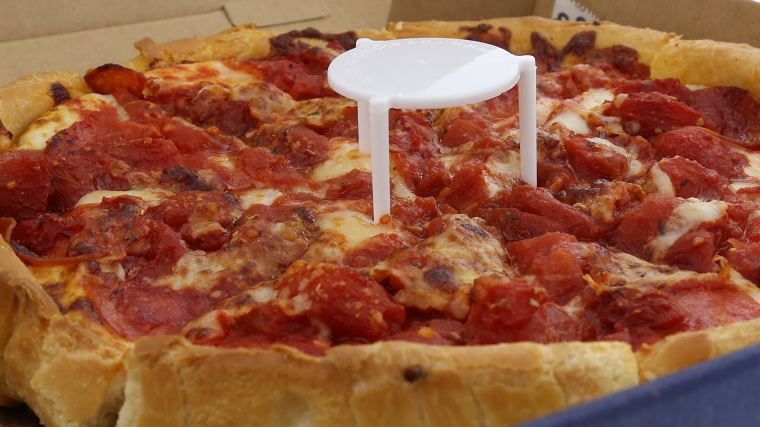 Γνωρίζετε σε τι χρησιμεύουν τα λευκά “τραπεζάκια” στο κέντρο της πίτσας;