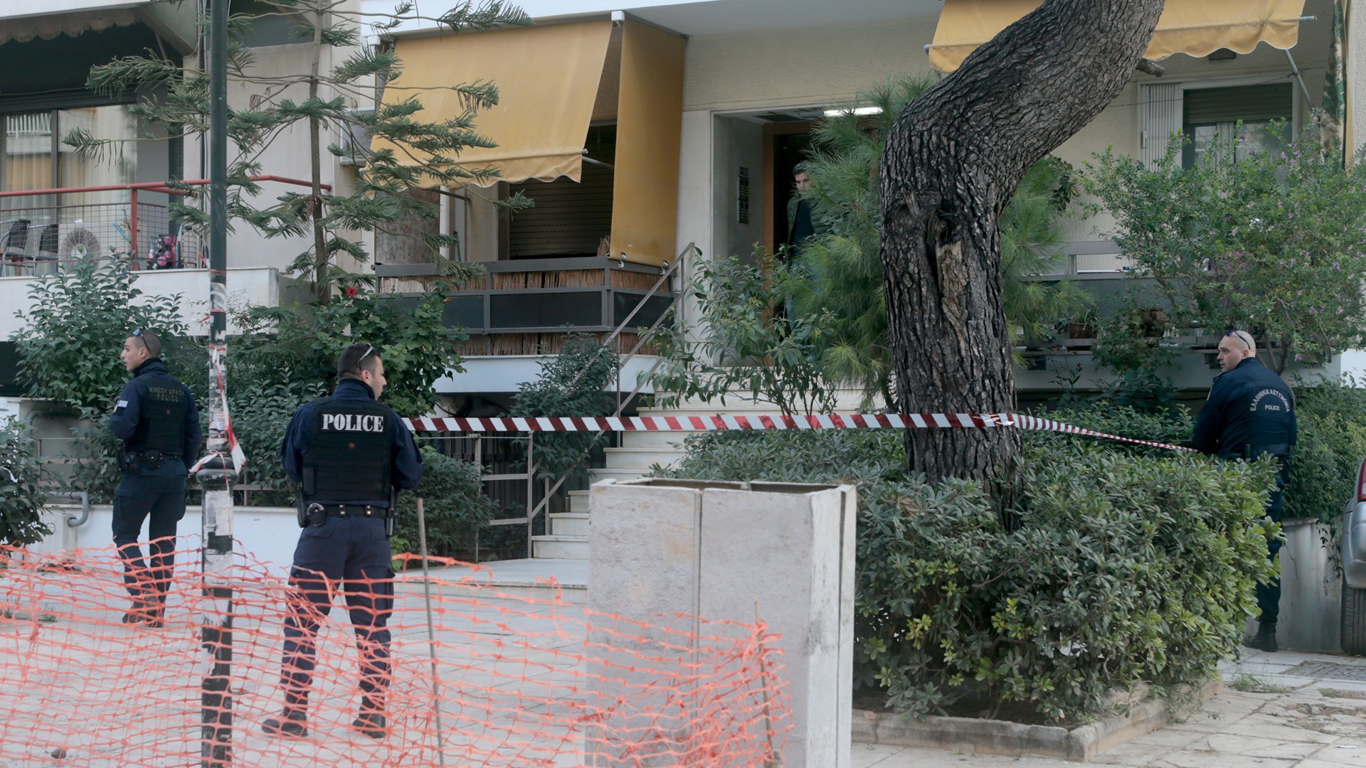 Τραγωδία Ν. Σμύρνη: Οι πρώτες εικόνες από το διαμέρισμα που ξεψύχησαν ο πατέρας και τα παιδιά του – ΦΩΤΟ