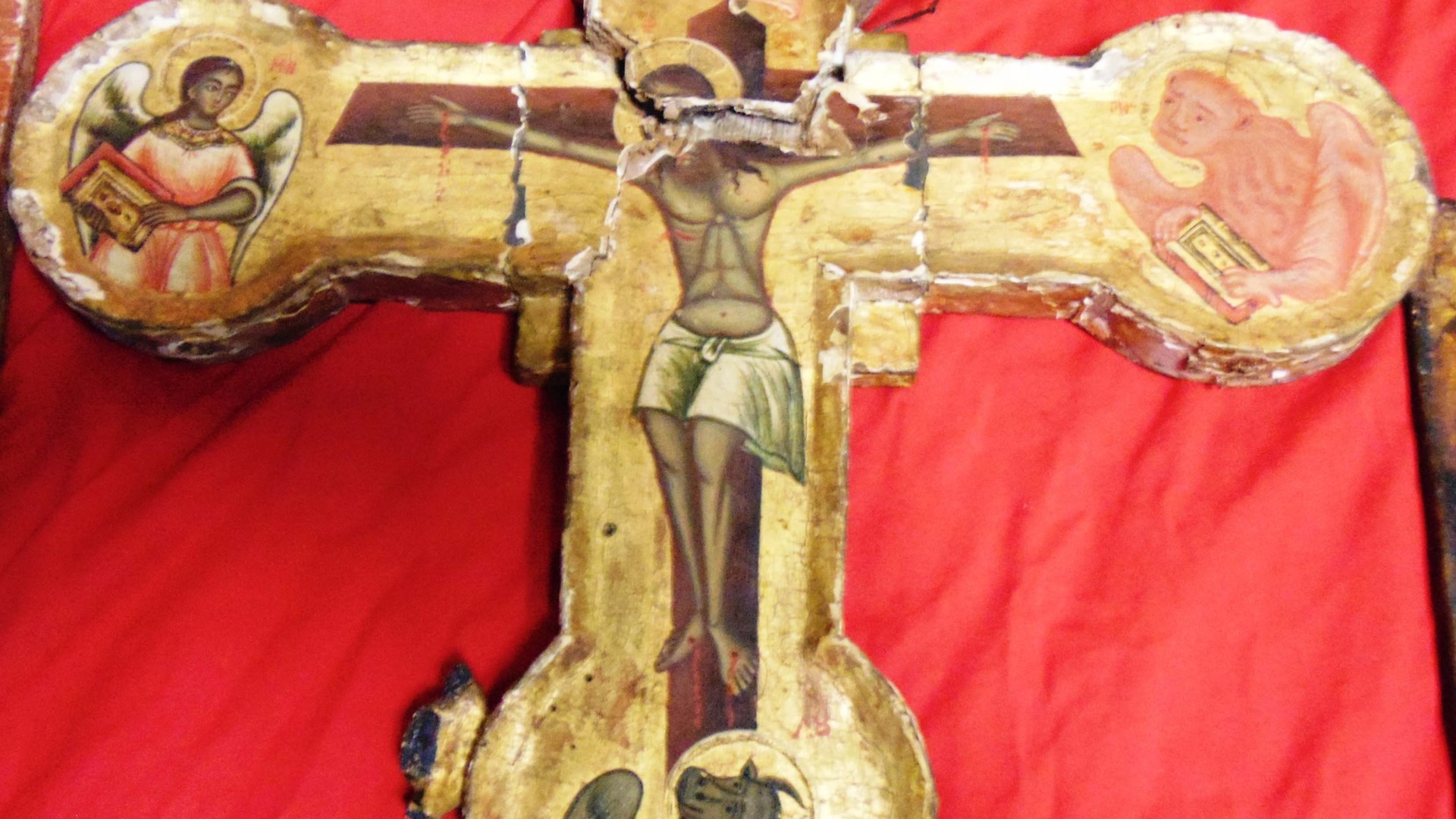 Ανυπολόγιστης αξίας οι βυζαντινές εικόνες και τα αγγεία που βρέθηκαν στα χέρια αρχαιοκάπηλου – ΦΩΤΟ