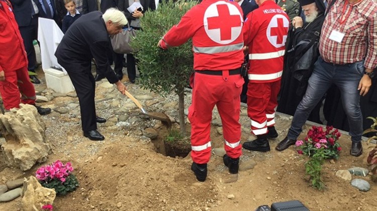 Ο Προκόπης Παυλόπουλους φύτεψε μία ελιά για την ειρήνη – ΦΩΤΟ