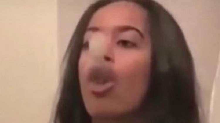 Σάλος για το βίντεο που δείχνει τη Μάλια Ομπάμα να καπνίζει