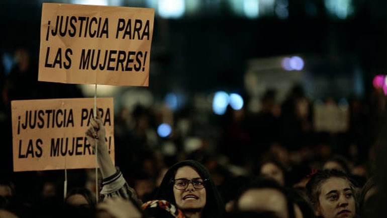 Χιλιάδες διαδηλωτές στους δρόμους της Μαδρίτης για να φωνάξουν κατά της κακοποίησης των γυναικών