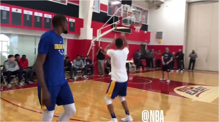 Δείτε τους Κέβιν Ντουράν και Στεφ Κάρυ να “πυροβολούν” το καλάθι – ΒΙΝΤΕΟ