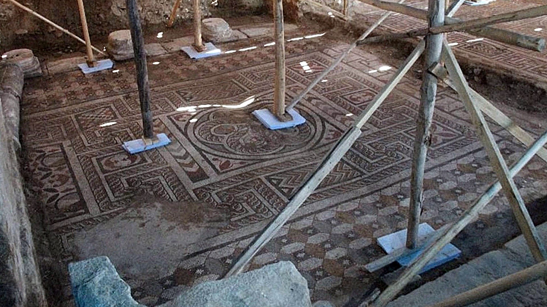 Νέα εντυπωσιακή ανακάλυψη – Στο “φως” περίτεχνο μωσαϊκό δάπεδο – ΦΩΤΟ