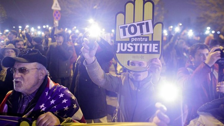 Ογκώδεις αντικυβερνητικές διαδηλώσεις στη Ρουμανία