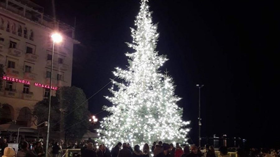 Εντυπωσίασε η δοκιμαστική φωταγώγηση του χριστουγεννιάτικου δέντρου στη Θεσσαλονίκη – ΦΩΤΟ