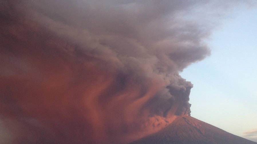 Συναγερμός στο Μπαλί – 100.000 κάτοικοι καλούνται να εγκαταλείψουν τις εστίες τους – ΦΩΤΟ