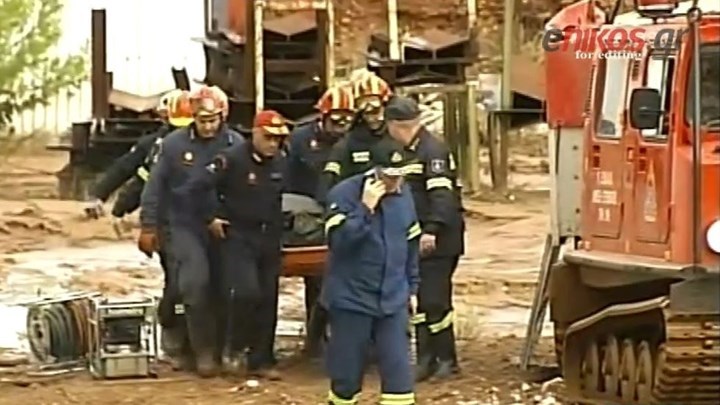 Ανασύρεται ο νεκρός που εντοπίστηκε στη Μάνδρα – ΤΩΡΑ