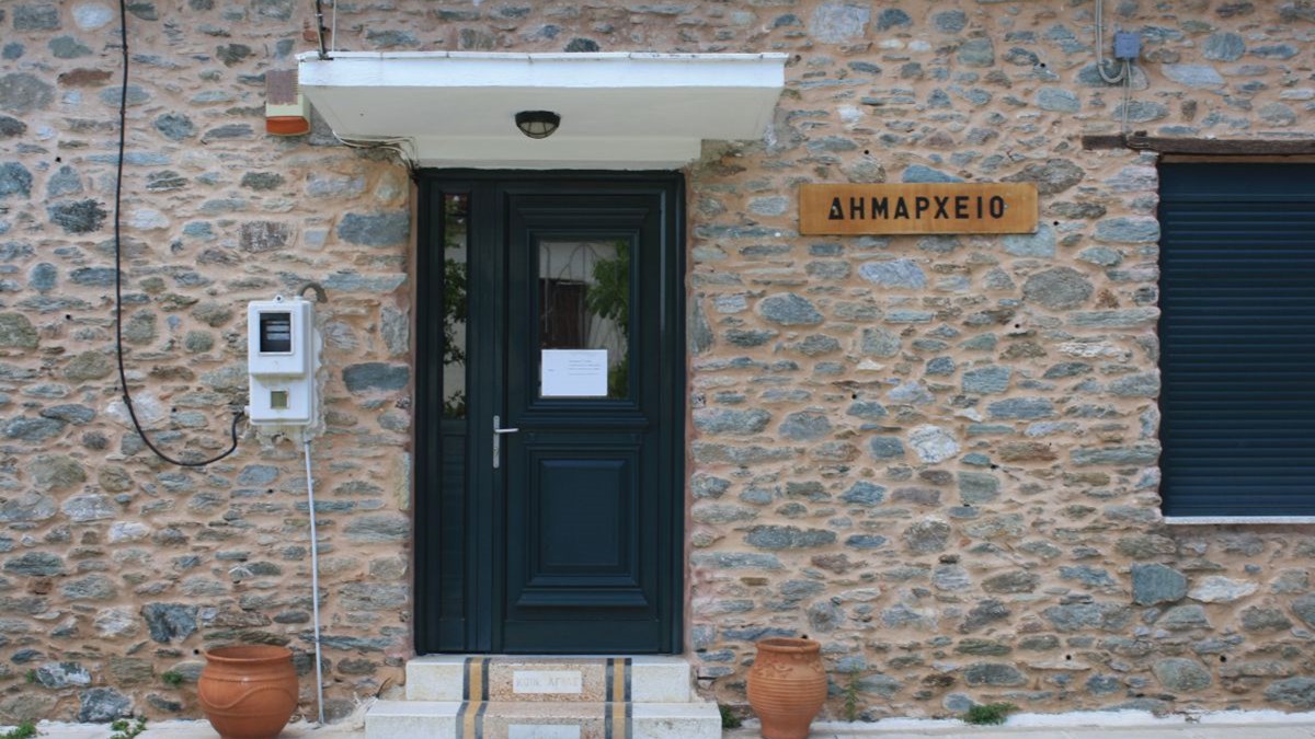 Μυστήριο με τις διαρρήξεις στα δημαρχεία του Κιλελέρ και της Αγιάς στη Λάρισα