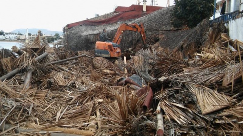 Κατεδάφιση αυθαιρέτων στον αιγιαλό των Χανίων – ΦΩΤΟ – ΒΙΝΤΕΟ