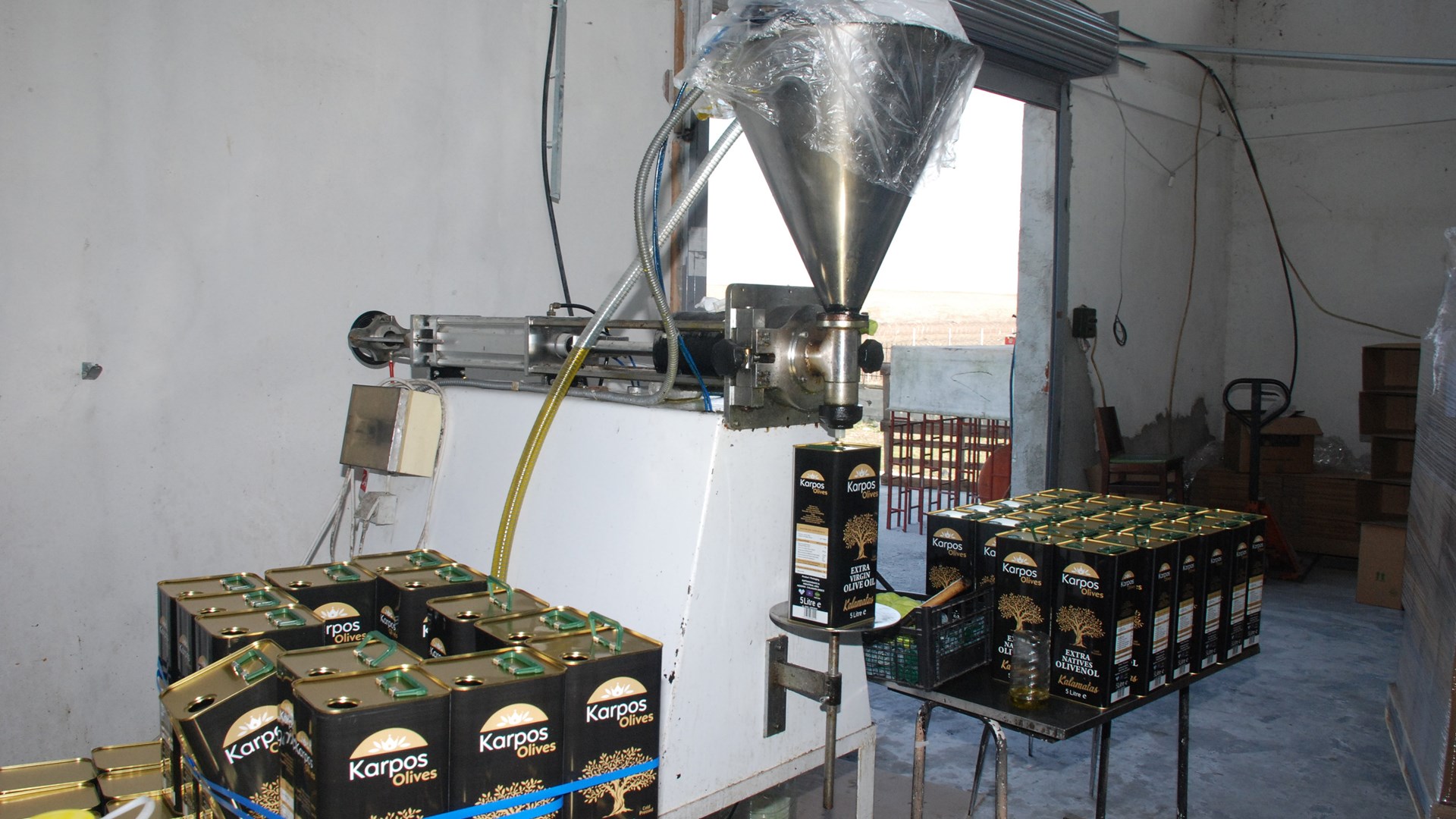 Πωλούσαν νοθευμένο ηλιέλαιο ως ελαιόλαδο – Επτά συλλήψεις – ΦΩΤΟ