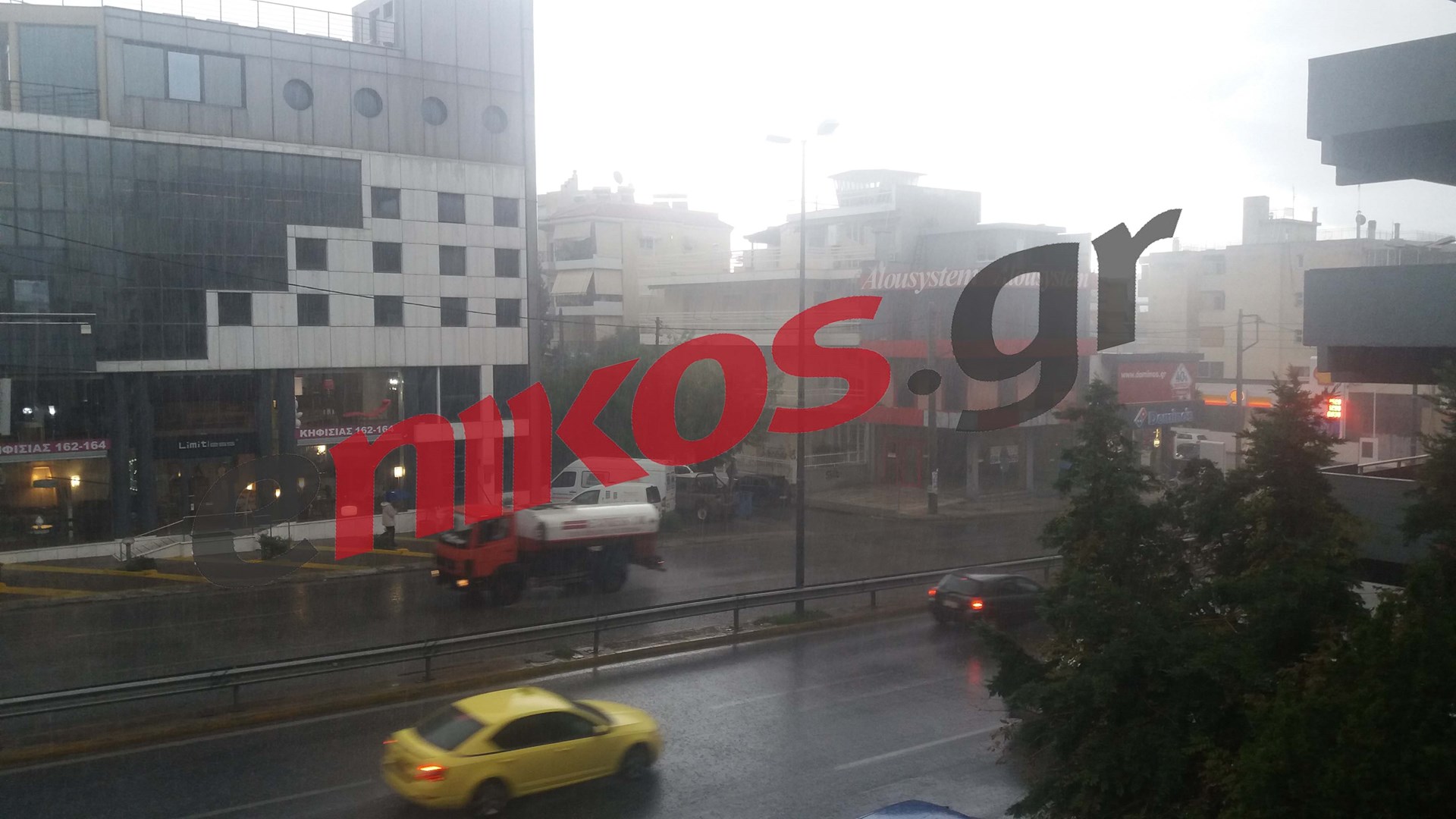 “Άνοιξαν” οι ουρανοί στην Αθήνα – ΤΩΡΑ – ΦΩΤΟ αναγνώστη