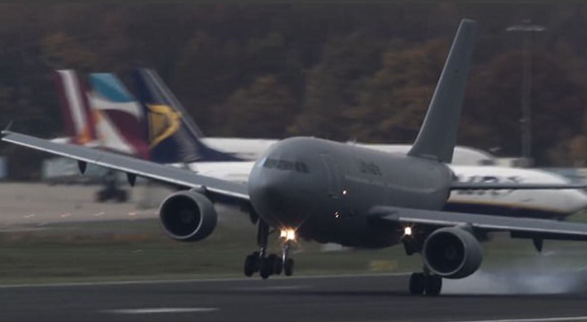Συγκλονιστικό βίντεο: Καρέ καρέ η τρομακτική προσγείωση αεροσκάφους στο αεροδρόμιο της Κολωνίας