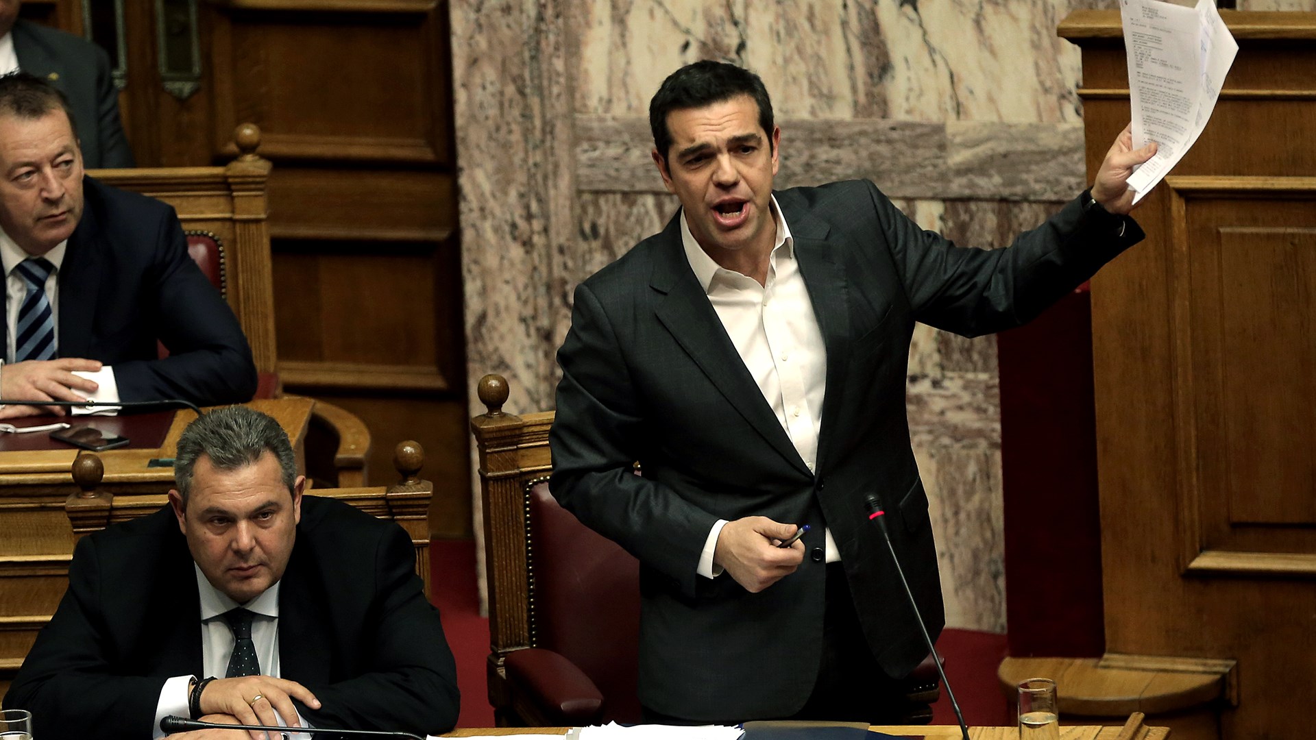 Η μάχη των μεσαζόντων: Από τον Παπαδόπουλο στον Σφακιανάκη και τους… κρεμασμένους Εμίρηδες