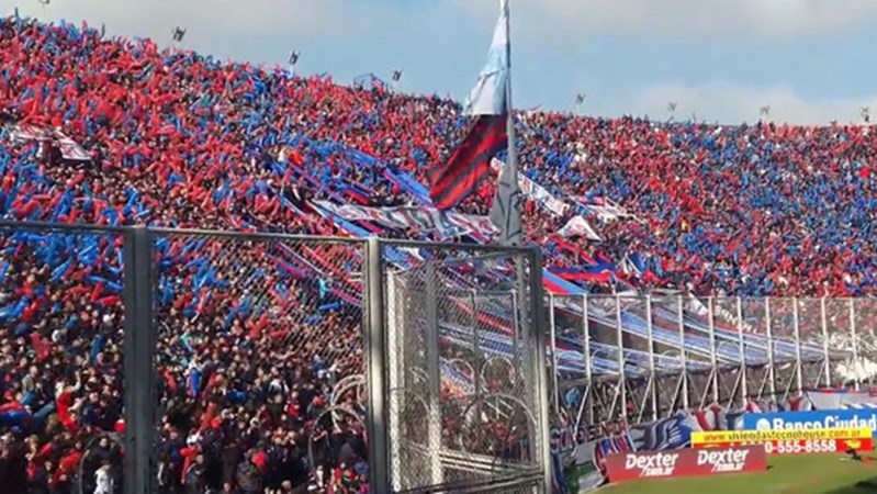 Αποκρουστικό πανό με τον Χίτλερ και το Ολοκαύτωμα σε ποδοσφαιρικό αγώνα – ΒΙΝΤΕΟ