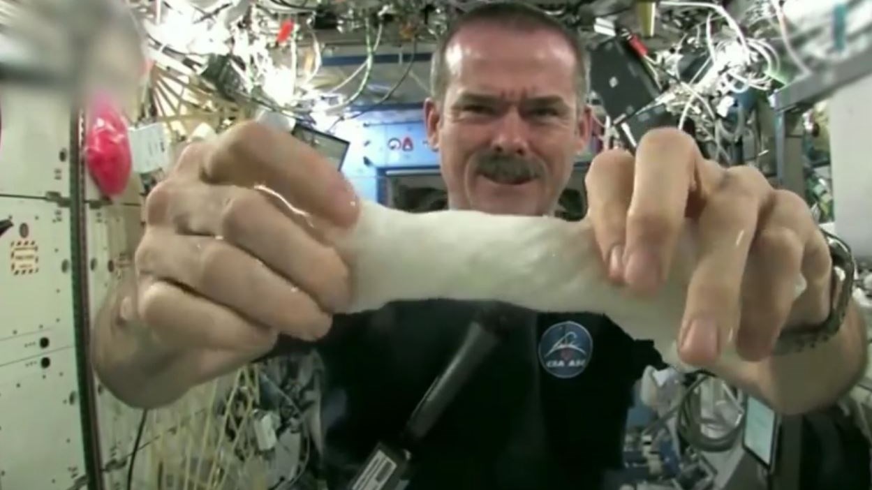 Δείτε τι συμβαίνει όταν προσπαθείς να στύψεις μία βρεγμένη πετσέτα στο διάστημα- ΒΙΝΤΕΟ