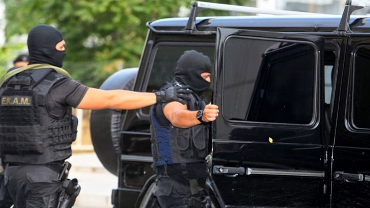 Επιχείρηση της αντιτρομοκρατικής: Διεθνές ένταλμα σύλληψης “βαραίνει” τον έναν εκ των προσαχθέντων