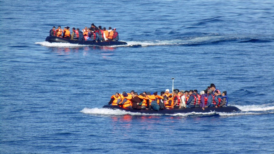 ΒΙΝΤΕΟ ντοκουμέντο: Μετανάστες φτάνουν στη Μυτιλήνη κάνοντας κουπί – Άφαντο το λιμενικό και η Frontex