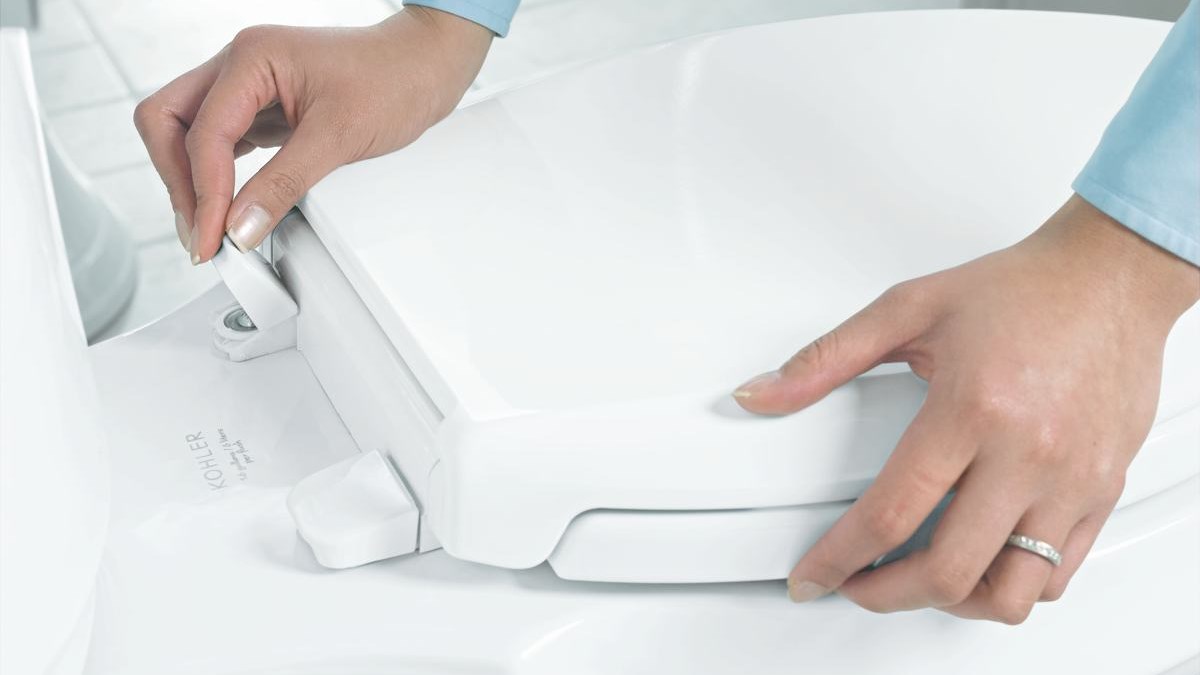 Πώς θα αλλάξετε σωστά το καπάκι της τουαλέτας σας