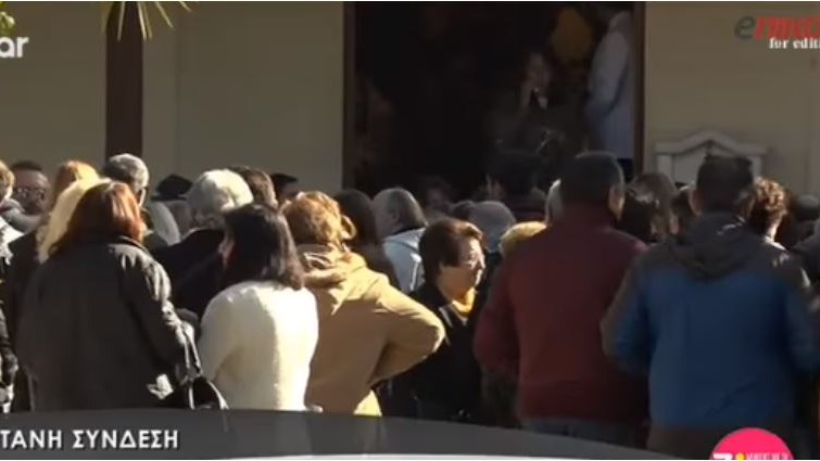 Ο επίλογος της τραγωδίας στη Νέα Σμύρνη – Ράγισαν καρδιές στην κηδεία των δίδυμων αγοριών – ΒΙΝΤΕΟ