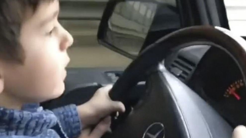 4χρονος οδηγεί με 100χλμ/ώρα στους δρόμους της Μόσχας – ΒΙΝΤΕΟ