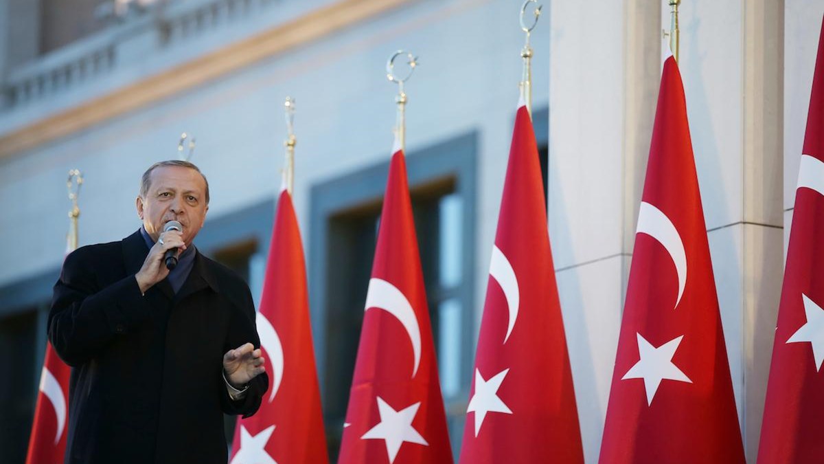 “Βροχή” ενταλμάτων σύλληψης στην Τουρκία