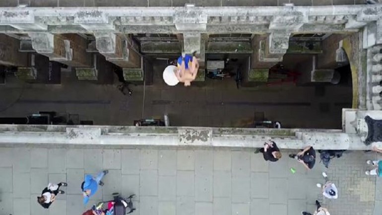 Το άλμα έφηβου που κόβει την ανάσα- ΒΙΝΤΕΟ