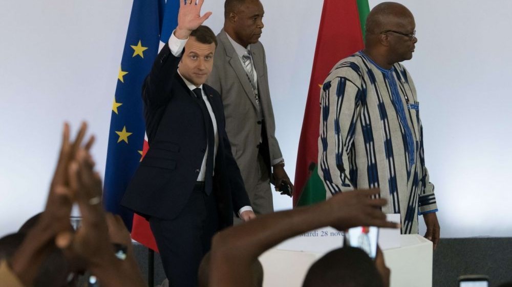 Φοιτητές έβγαλαν γκολ τον Μακρόν – ΒΙΝΤΕΟ