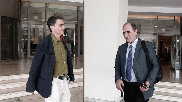 Στο…καπνιστήριο της διαπραγμάτευσης: Ο υπουργός που κάνει “κυκλάκια” και η αντικαπνίστρια Ντέλια