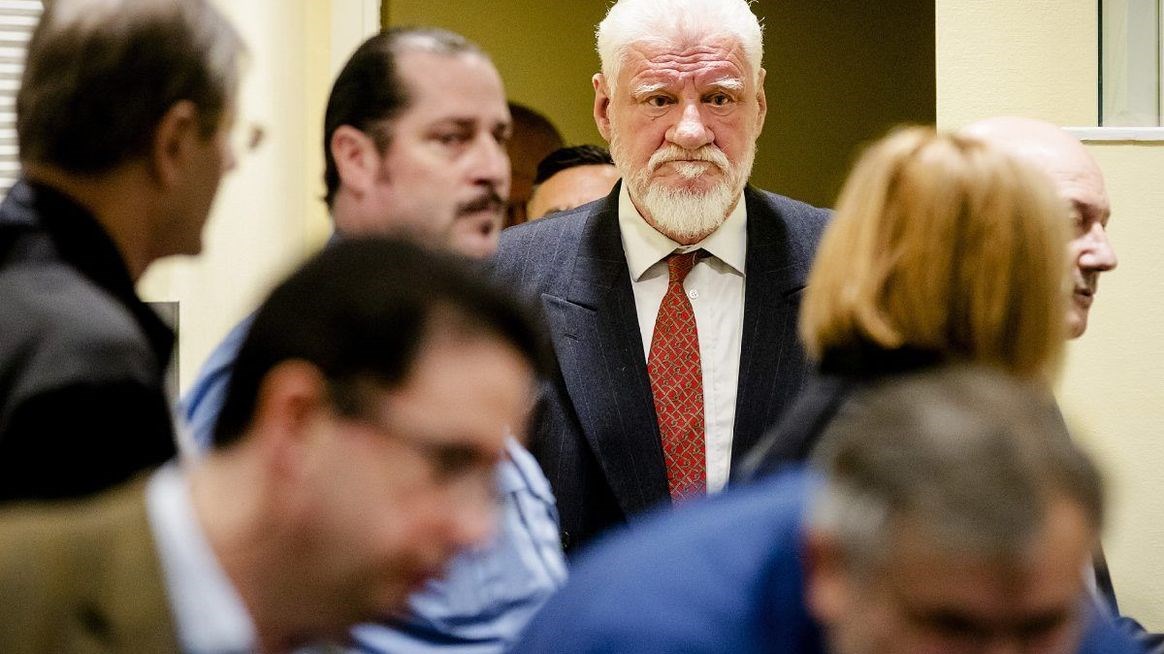 Κατηγορούμενος για εγκλήματα πολέμου ήπιε δηλητήριο μέσα στο δικαστήριο