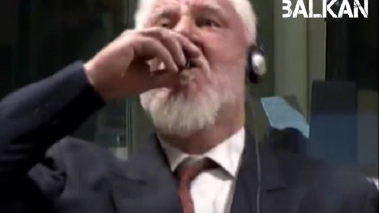 Η συγκλονιστική στιγμή που κατηγορούμενος για εγκλήματα πολέμου αυτοκτόνησε με δηλητήριο όταν άκουσε την απόφαση του δικαστηρίου – ΒΙΝΤΕΟ