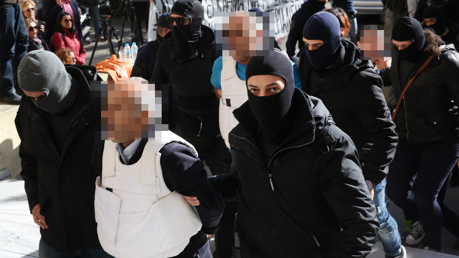 Υπό δρακόντεια μέτρα ασφαλείας η μεταφορά των εννέα Τούρκων στον εισαγγελέα – ΦΩΤΟ