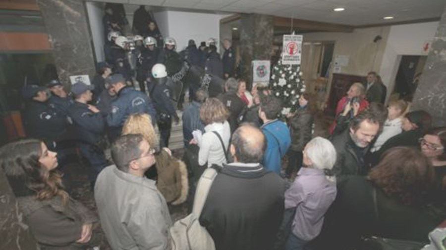 Ντου της ΠΟΕΔΗΝ στο Υπουργείο Υγείας – Μια γυναίκα καταγγέλλει πως τραυματίστηκε