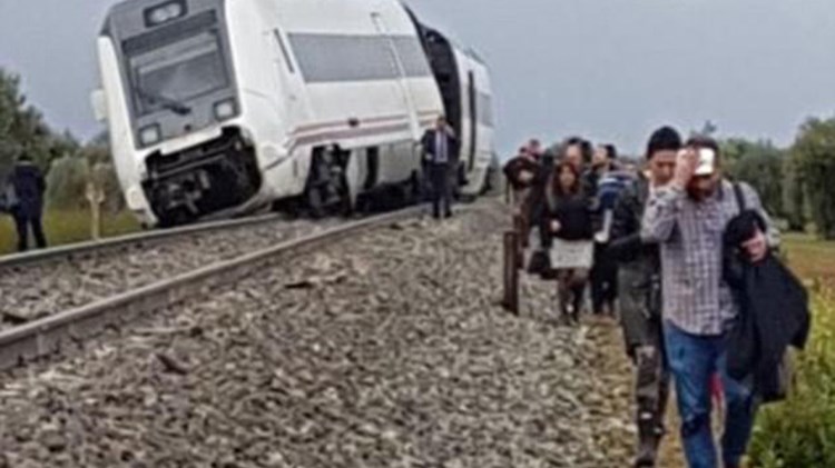 Οι πρώτες εικόνες από το σημείο του εκτροχιασμού του τρένου στην Ισπανία – ΦΩΤΟ – ΤΩΡΑ