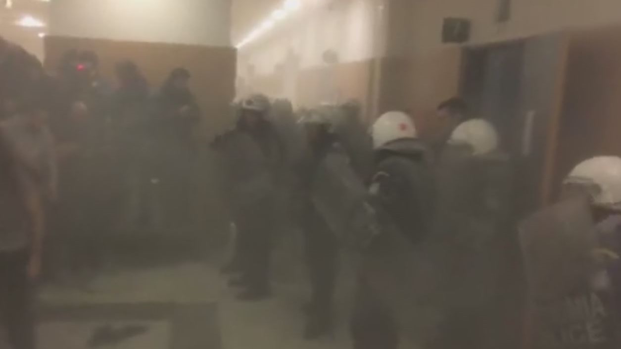 Σοβαρά επεισόδια στο Ειρηνοδικείο Αθηνών – ΤΩΡΑ