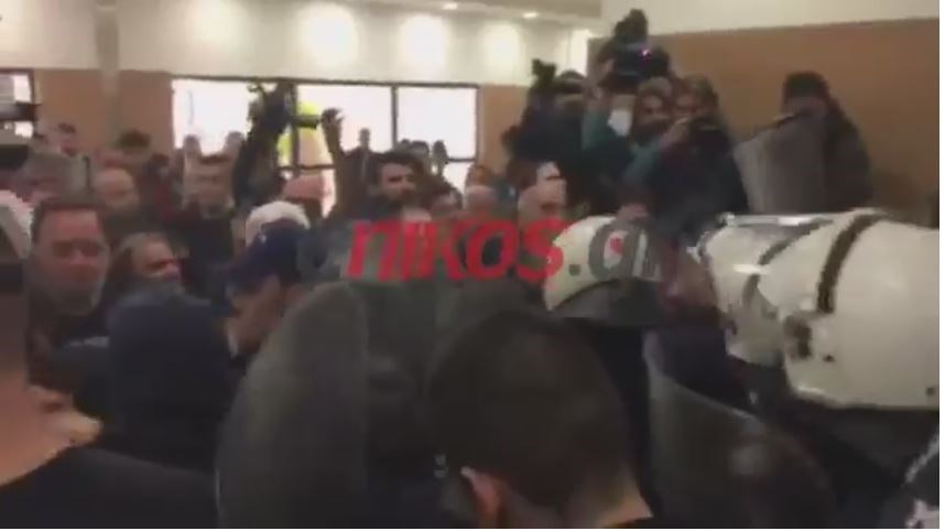 Βίαιες σκηνές με ξύλο και χημικά στους πλειστηριασμούς – ΒΙΝΤΕΟ και ΦΩΤΟ από τα άγρια επεισόδια