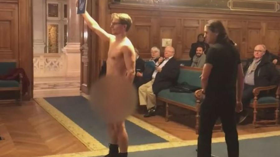 Διαμαρτυρήθηκε… γυμνός σε δημοτικό συμβούλιο – ΒΙΝΤΕΟ