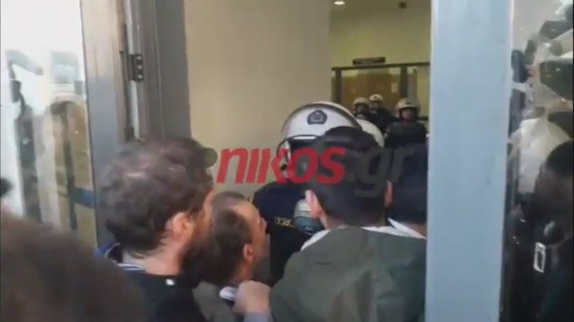 Διαδηλωτές προσπαθούν να εισέλθουν στο Ειρηνοδικείο Αθηνών – ΒΙΝΤΕΟ – ΤΩΡΑ