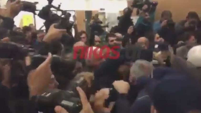 «Εμπόλεμη ζώνη» το Ειρηνοδικείο Αθηνών –  Νέο ΒΙΝΤΕΟ από τα επεισόδια μεταξύ διαδηλωτών και ΜΑΤ