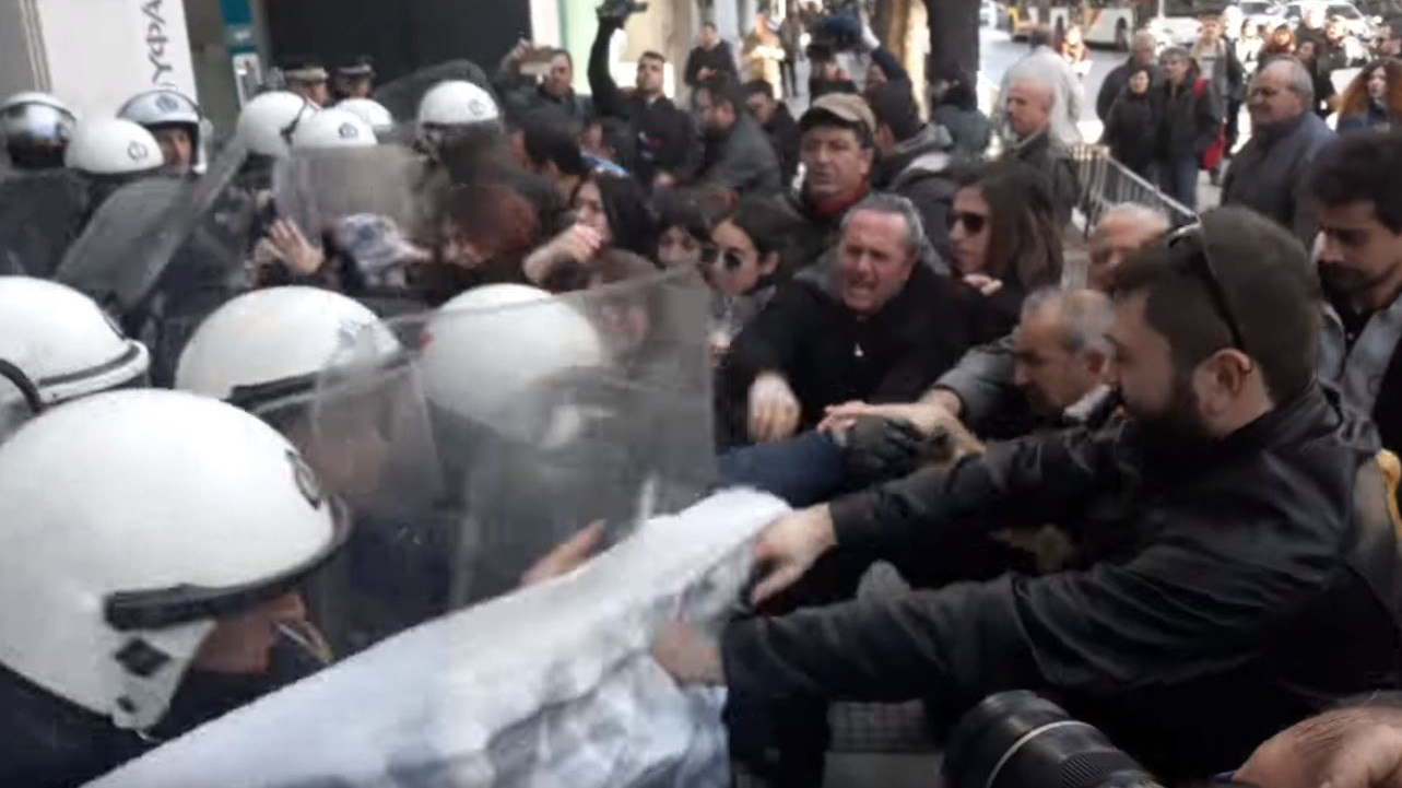 Νέα επεισόδια έξω από το γραφείο της προέδρου του Συμβολαιογραφικού Συλλόγου Θεσσαλονίκης – ΒΙΝΤΕΟ