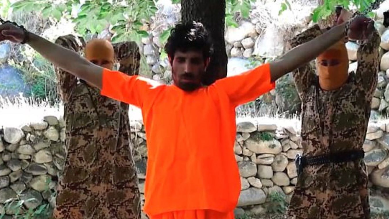 Σκληρές εικόνες: Ανήλικοι τζιχαντιστές αποκεφαλίζουν «αιχμάλωτο» του ISIS – BINTEO