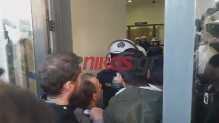 Ηλίας Παπαδόπουλος στο enikos.gr: “Ζήσαμε στιγμές Χούντας-Μας έπνιξαν στα χημικά και μας τσάκισαν στο ξύλο”