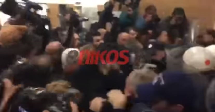 20 συγκλονιστικές ΦΩΤΟ από τα άγρια επεισόδια στο Ειρηνοδικείο Αθηνών