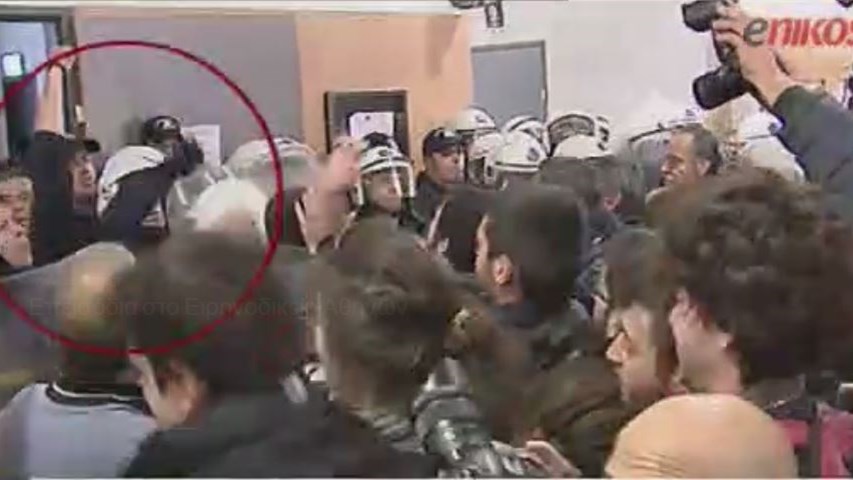 Πρωτοφανείς αγριότητες με ξύλο, χημικά και τραυματίες – Όλα όσα έγιναν σε Αθήνα και Θεσσαλονίκη σε ένα ΒΙΝΤΕΟ