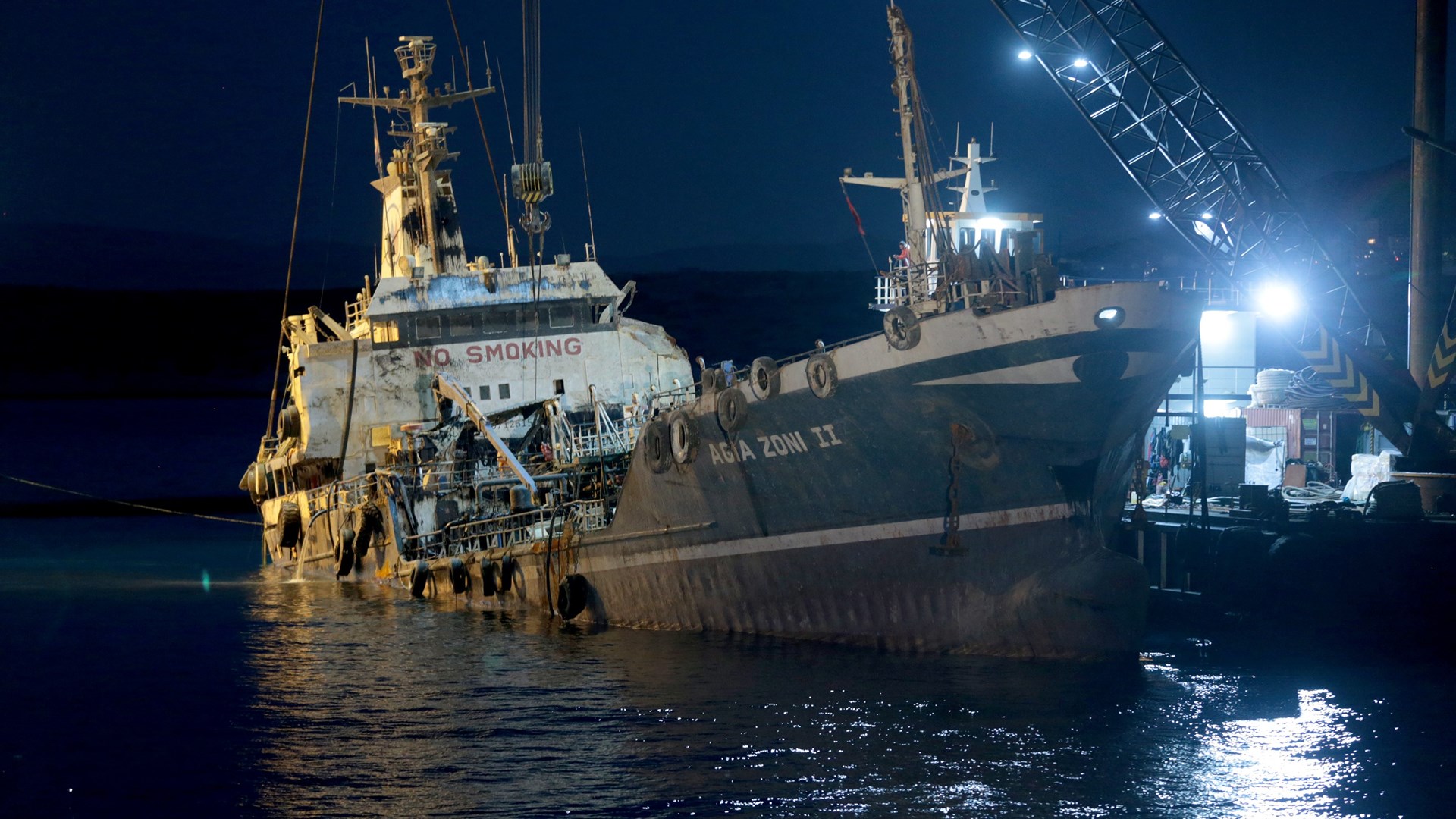 Εικόνες από την ανέλκυση του Αγία Ζώνη ΙΙ – Οι πρώτες ΦΩΤΟ από το πλοίο που “μαύρισε” τον Σαρωνικό