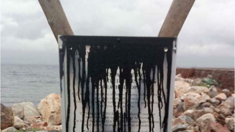 Βανδαλισμός του μνημείου για τους νεκρούς μετανάστες στη Λέσβο – ΦΩΤΟ