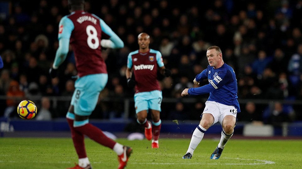 Δείτε την γκολάρα του “υπερηχητικού” Ρούνεϊ πίσω από την σέντρα – ΒΙΝΤΕΟ